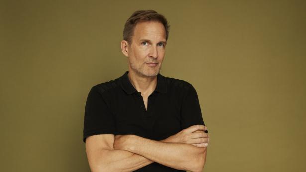 Efter ni års pause er Christian Jungersen tilbage med sin fjerde roman “Du kan alt”. Med stor sandsynlighed bliver den også en bestseller, for temaet om at genskabe sig selv er meget aktuelt. PR-foto: Petra Kleis