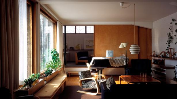 Tank-stol, A810-standerlampe og Bikube-pendel i originale rammer hos Alvar og Aino Aalto i Finland.