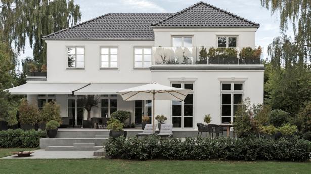 Foran huset opført af Lind & Risør har Designhaver.dk og Kun-terrasser.dk hjulpet med indretningen af terrassen i flere niveauer. Nederste niveauer er udført i granit fra Kina.