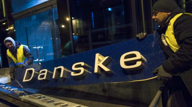 Arbejdere fjerner her Danske Bank-skilt fra den tidligere estiske filial i Tallinn tilbage i oktober 2019. Arkivfoto: Peti Kollanyi/Bloomberg