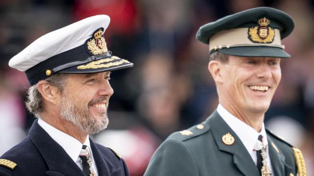 Kong Frederik får nu den højeste militære rang i Danmark. Han har en langvarig tilknytning til Forsvaret. På billedet ses han med sin bror, prins Joachim. Arkivfoto: Mads Claus Rasmussen/Ritzau Scanpix