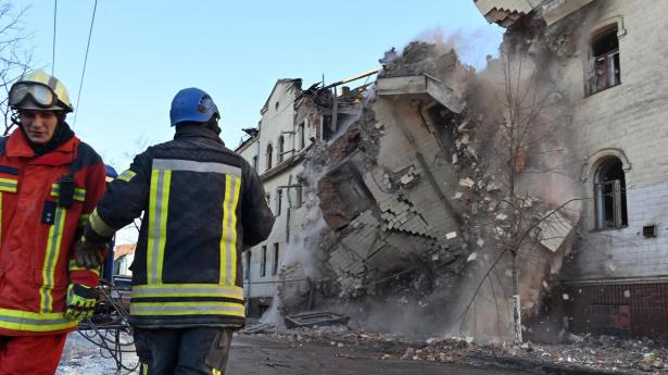 Ukrainsk beredskab betragter her en bygning i Kharkiv, som tirsdag blev ramt af et russisk missilangreb. Foto: Sergey Bobok/Ritzau Scanpix