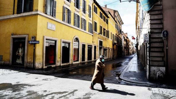 Italien er et af de lande, hvor aller mest er lukket ned. Her et billede fra Roms tomme gader. Foto: Alessia Pierdomenico/Bloomberg