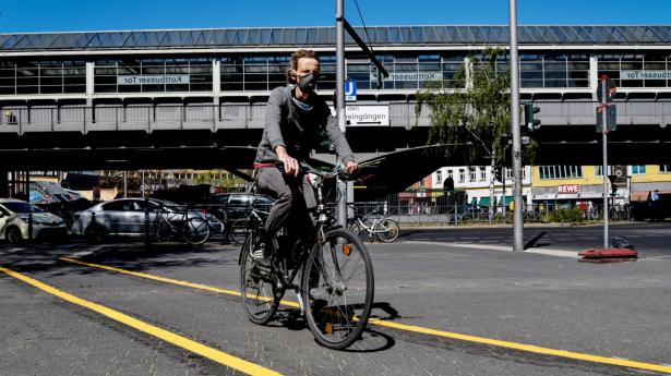 Cyklist med maske i et nedlukket og kriseramt Tyskland. Torsdagens vigtige økonomiske nøgletal landede meget lavere end ventet. Foto: Jacobia Dahm/Bloomberg