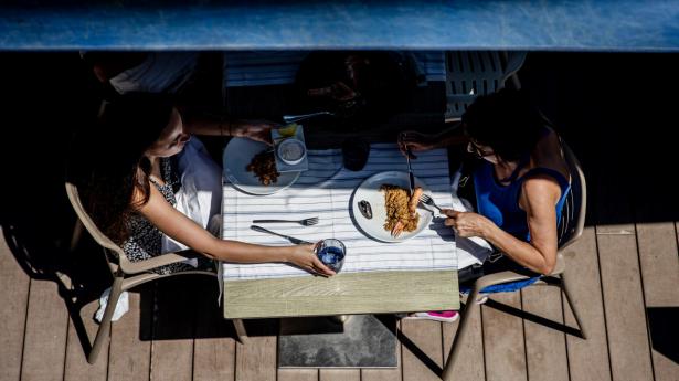 Grækenland, Spanien og andre lande i Sydeuropa presser på for at få coronapasset i brug. Her spises der på en terrasse i Barcelona i juni 2020. Arkivfoto: Angel Garcia/Bloomberg.