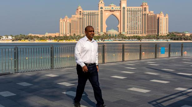 Den hovedmistænkte i udbytteskandalen Sanjay Shah flyttede allerede i 2009 til Dubai. Her fotograferet for præcis to år siden foran Atlantis Hotel på palmeøen Jumeriah, hvor han bor. Arkivfoto: Christopher Pike/Bloomberg