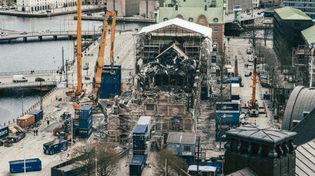 Dansk Erhverv, der ejer Børsen, er nu klar til at sætte ord på de første skridt i genopbygningen af bygningen. Billedet er taget ni dage efter branden. Arkivfoto: Thomas Traasdahl/Ritzau Scanpix