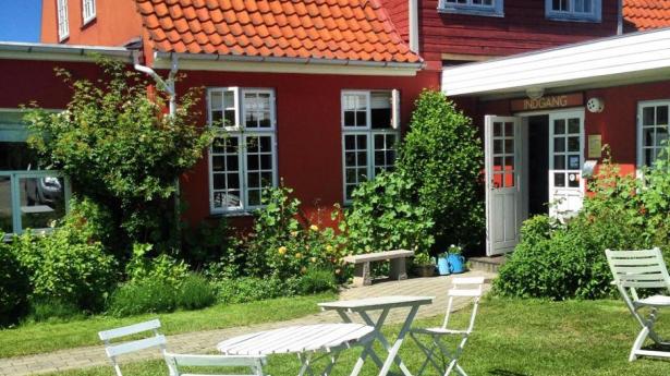 Pension Kildegaard ligger midt i Tisvildeleje med en stor have og restaurant, hvor man kan få dagens ret. PR-fotos