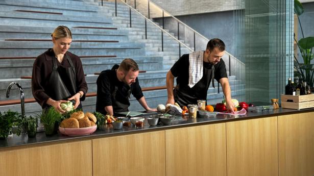 OL-atleterne Kathrine Heindahl (håndbold), Peter Rosenmeier (bordtennis) og Anders Skaarup Rasmussen (badminton) er i køkkenet hos Danish Crown. En af de aktiviteter, som fødevarevirksomheden får ud af deres partnerskab med Team Danmark. PR-foto