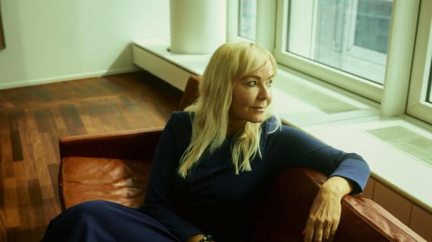Anne Mette Toftegaard vandt en stilekonkurrence og troede, at hun skulle leve af at skrive. Så blev hun jurist, og i mere end 20 år har hun nu arbejdet med forsikring. Foto: Jonas Pryner Andersen
