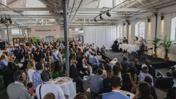 Foran et publikum i Øksnehallen gav lederpanelet gode råd til en esg-leder, der har svært ved at trænge igennem til sine chefkollegaer og direktør. Foto: Simon Fals