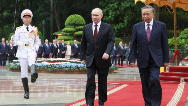 Præsident Vladimir Putin sammen med Vietnams præsident, To Lam, ved en ceremoni uden for præsidentpaladset i Hanoi. Foto: Gavriil Grigorov/AFP/Ritzau Scanpix