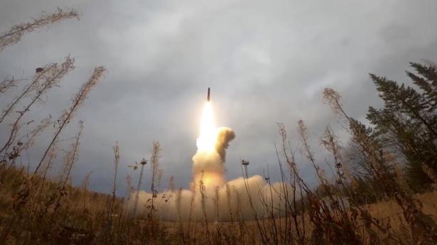 Billedet er frigivet fra det russiske forsvarsministerium og viser angiveligt Yars, en interkontinental, ballistisk missil, der kan medtage atomvåben. Arkivfoto: Russian Defence Ministry/Reuters/Ritzau Scanpix