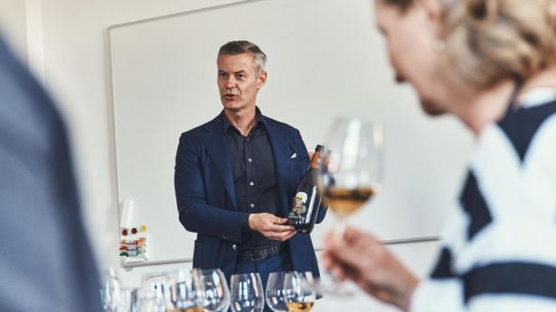 Max Sejbæk er en levende fortæller, når han arrangerer vinsmagninger for staben. Foto: Jeppe Carlsen