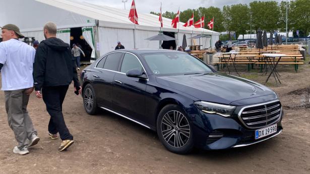 Den nye E-klasse er en formidabel langtursbil. Her er vi ankommet hos K-Rejser i Le Mans 1280 km fra Rødby-Puttgarden-færgen.