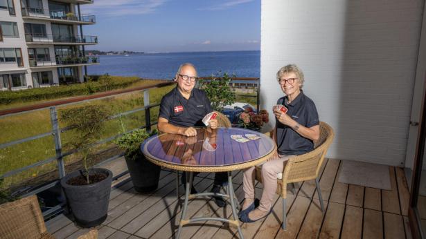 73-årige Peter Schaltz har spillet bridge i 60 år, og det har givet ham både en stor erhvervskarriere og masser af DM-, EM- og VM-medaljer. De fleste sammen med Dorthe Schaltz, der er Peters bridgemakker og hustru. Foto: Simon Fals