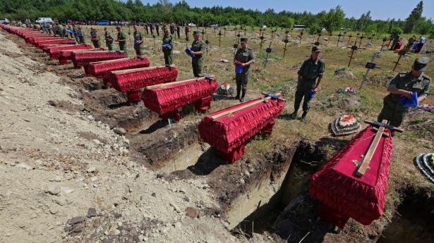 58 uidentificerede soldater bliver her begravet i den selvproklamerede Luhansk People’s Republic, alle er dræbt under krigen med Ukraine. Arkivfoto. Alexander Ermochenko/Reuters/Ritzau Scanpix