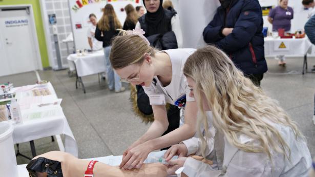 Regeringens plan om at skære ned på uddannelser, såsom sygepleje, står i skarp kontrast til de udfordringer og den mangel på arbejdskraft, som sundhedssektoren står overfor, mener Martin Locht Pedersen. Arkivfoto: Henning Bagger/Ritzau Scanpix