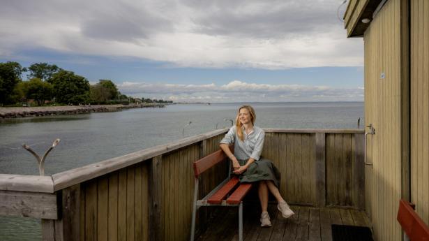 Da Julie Kronstrøms krise var på sit højeste, fandt hun på at dyppe sig i det vinterkolde hav. Det blev til en vane, hun har holdt fast i. Foto: Simon Fals