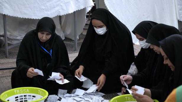 Ifølge nyhedsbureauet dpa har Pezeshkian sikret 53,7 pct. af stemmerne i valgets anden runde, mens modkandidaten, Saeed Jalili, fik 44,3 pct. Billedet fra lørdag morgen lokal tid viser optælling af stemmer afgivet ved et valgsted i Teheran. Foto: Vahid Salemi/Ritzau Scanpix