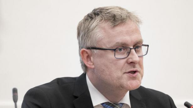 Jacob Jensen (V), som er minister for fødevarer, landbrug og fiskeri, mener, at det er forsvarligt at bruge Bovaer i foder til konventionelle køer, selvom der ifølge forskere mangler viden om dyrevelfærden. Arkivfoto: Liselotte Sabroe/Ritzau Scanpix