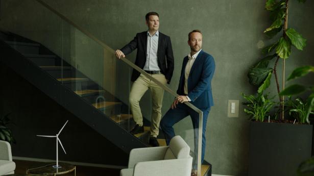 Rolf Kragelund (t.v.) og John Agerholm (t.h.) er stiftere af kapitalfonden Corecapital. De har begge en fortid i vindindustrien, hvor de bl.a. har arbejdet for Vestas. Foto: Tobias Nicolai