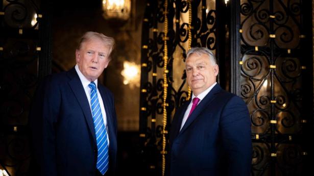 Fhv. præsident Donald Trump med premierminister Viktor Orban, Ungarn, der efter Nato-topmødet besøgte Trump til en længere samtale i Mar-a-Lago, Florida. Orban har også besøgt præsidenterne Vladimir Putin og Xi Jinping i de seneste dage. Foto: Zoltan Fischer/AFP/Ritzau Scanpix