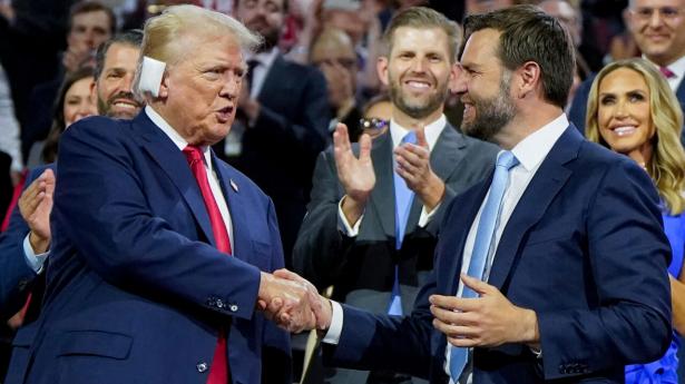Donald Trump med forbinding på øret efter weekendens attentatforsøg, giver hånd til sin vicepræsidentkandidat J.D. Vance, der er senator i Ohio. Foto: Elizabeth Frantz/Reuters/Ritzau Scanpix