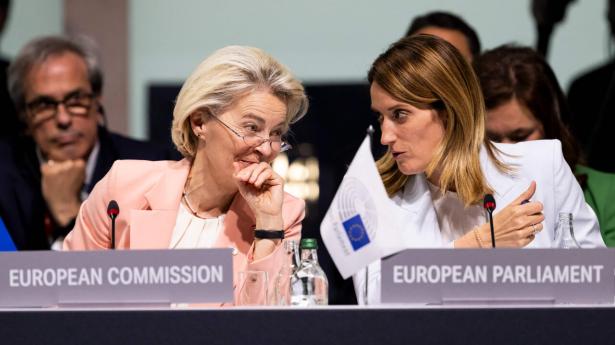 Ursula von der Leyen, som sidder til venstre, taler med Roberta Metsola, som tirsdag er blevet genvalgt som formand for EU-Parlamentet, ved et møde i midten af juni. Metsola ser sit genvalg som “et stærkt budskab”. Arkivfoto: Urs Flueeler/Ritzau Scanpix