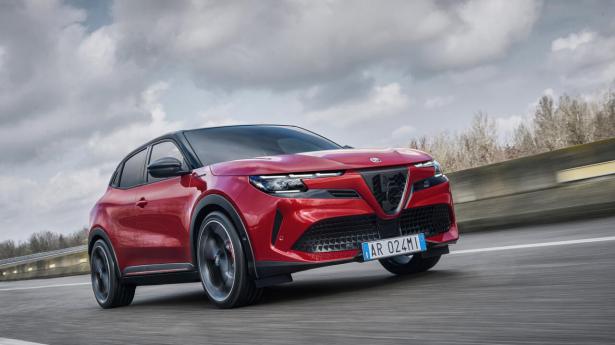 Junior skulle egentlig hedde Milano, men da bilen produceres i Polen, kom Alfa Romeo i juridiske problemer. De italienske myndigheder tillader kun italienske navne for biler produceret i Italien.