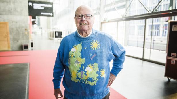 Henrik Voldborg var blandt andet kendt for sin tid som vejrvært på DR, hvor han ofte optrådte i farvestrålende striksweatre. her ses han til TV Avisens 50-års jubilæum i 2015. Arkivfoto: Simon Læssøe/Ritzau Scanpix