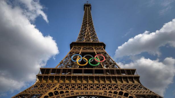 Verdens største sportsbegivenhed starter fredag, hvor den olympiske flamme bliver tændt ved Seinen i Paris. Foto: Fabrice COFFRINI / AFP)