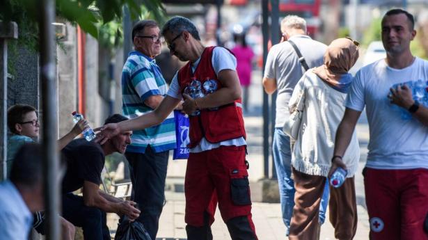 Frivillige fra Røde Kors deler vand ud til borgere i Nordmakedonien, hvor temperaturen tidligere i juli nåede over 40 grader. Foto: Robert Atanasovski/AFP/Ritzau Scanpix