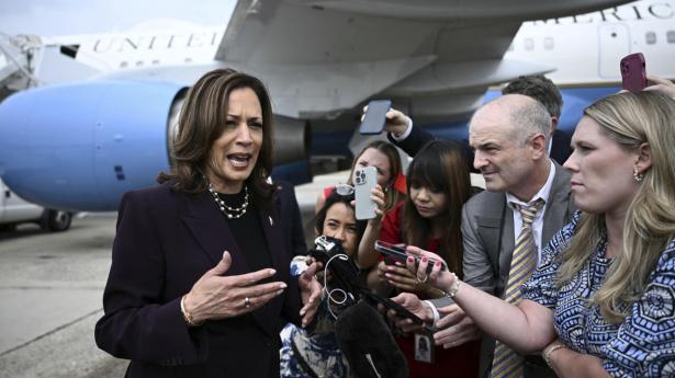 Vicepræsident Kamala Harris taler med journalister ved Andrews Air Force Base.