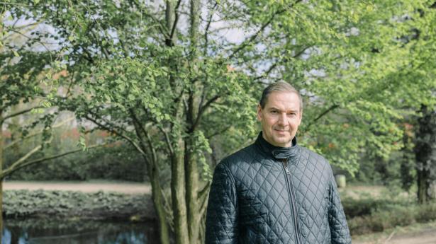 Jesper Langmack er en del af Børsen Investor-podcast, og til All Star Porteføljen har han valgt Danske Bank på grund af bankens store indtjeningspotentiale de kommende år. Foto: Rebecca Helene Hoffmann