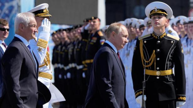 Ruslands præsident, Vladimir Putin, der søndag var i Sank Petersburg for at fejre den russiske flåde, ses her sammen med sin forsvarsminister Andrej Belousov og flådens øverstbefalende admiral, Alexander Moiseyev. Putin advarede i en tale mod et nyt oprustningskapløb.