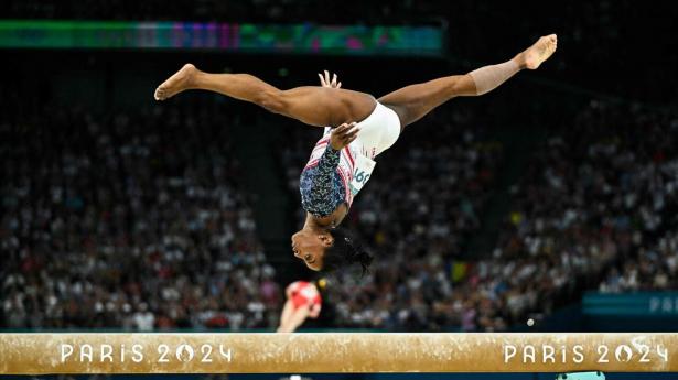 Simone Biles er et fænomen, som vandt guld sammen med sit amerikanske hold tirsdag aften 30. juli ved OL i Paris. Her en del af hendes øvelse på balancebommen. Foto: Gabriel Bouys/ Ritzau Scanpix