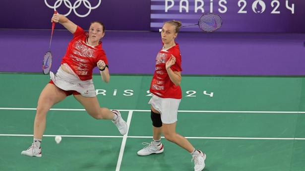 Det er gået forrygende for Maiken Fruergaard (tv) og Sara Thygesen i gruppespillet ved OL. De slog de to seedede hold og vandt gruppen, og spiller kvartfinale mod et japansk par torsdag morgen. Foto: Ann Wang/Ritzau Scanpix