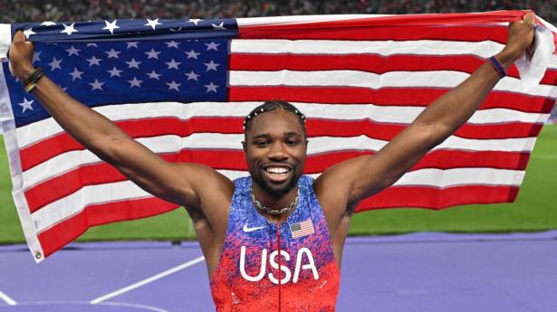 Noah Lyles vandt 100 meteren med fem tusindedele af et sekund søndag aften på Stade de France. Nu mangler kun to medaljer af guld, før han er tilfreds. Foto: Andrej Isakovic/Ritzau Scanpix