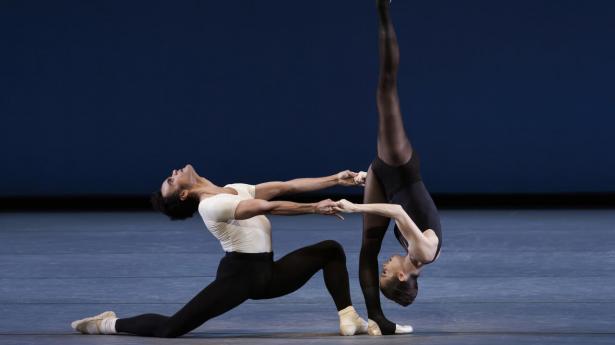 Taylor Stanley og Unity Phelan i George Balanchines “Stravinsky Violin Concerto” (1972), et stramt, atletisk neoklassisk mesterværk. PR-foto: Erin Baiano