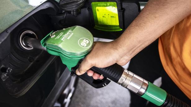 Det er blevet billigere at fylde tanken hen over sommeren – oliepriserne er faldet. Arkivfoto: Thomas Traasdahl/Ritzau Scanpix