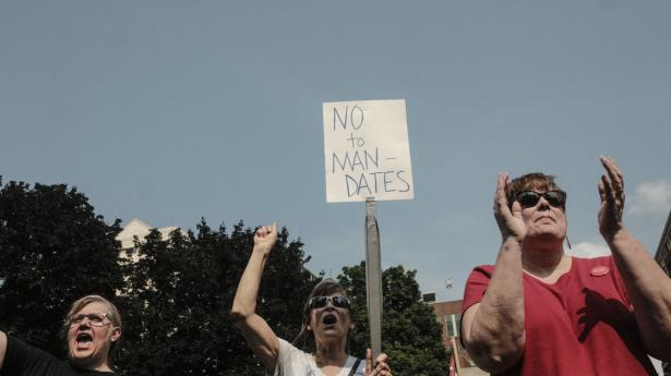 Vaccineprotester i USA betyder, at processen er bremset op. Her fra en protest i  Lansing, Michigan. 
Foto: Matthew Hatcher/Bloomberg