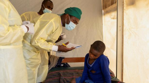 En læge undersøger et barn, som lider af mpox, i DR Congo. Arkivfoto: Arlette Bashizi/Reuters
