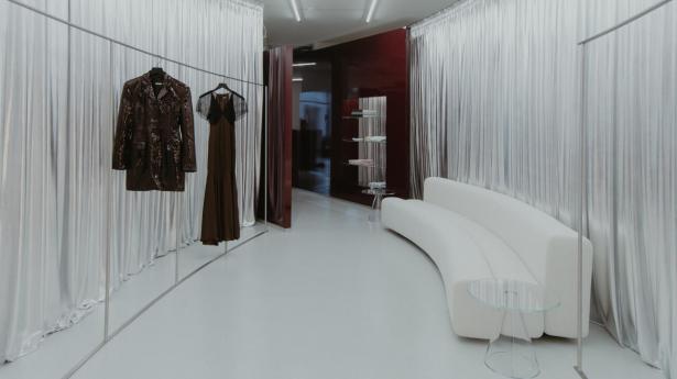 Rotates nye butik er indrettet af indretningsarkitekten Thibaut Allgayer og understreger mærkets glamourøse, dramatiske stil.