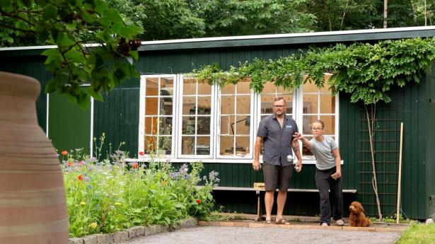 Husets petanquebane er et af familien yndlingssteder og placeret i forlængelse af de to nyopførte værksteder omkranset af havens vilde blomster.
