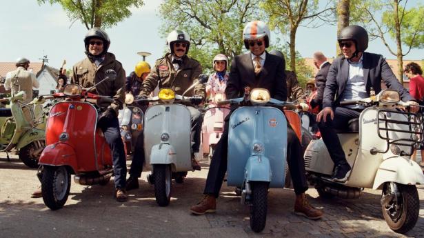Velklædte mænd på Vespa til Distinguished Gentleman’s Ride. Foto: Alexander Höllsberg