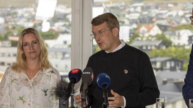 Venstres formandsduo Stephanie Lose og Troels Lund Poulsen ved sommergruppemødet i Torshavn på Færøerne. Nu skal boligejerne have håndværkerfradraget tilbage, mener partiet. Foto: Alvur Haraldsen/Ritzau Scanpix
