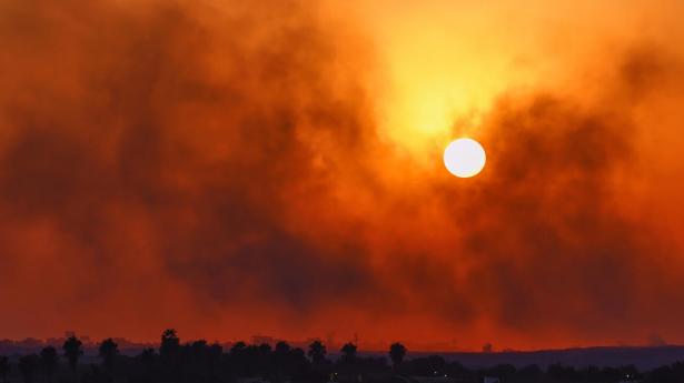 Røg stiger op i Gaza efter en eksplosion søndag. Foto: Amir Cohen/Reuters