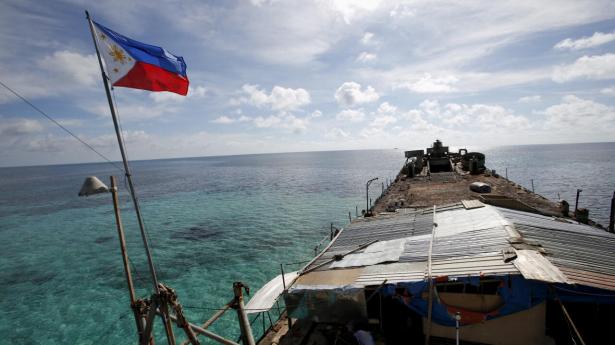 Et filippinsk flag vajer i vinden på skibet “Sierra Madre”, et grundstødt flådeskib, som har ligget ved Second Thomas Shoal siden 1999. Billedet er fra 29. marts 2014. Arkivfoto: Erik De Castro/Reuters