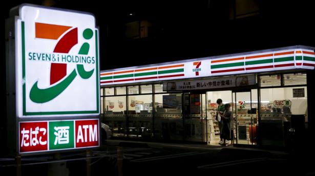 Det japanske selskab Seven & I Holdings, der står bag 7-Eleven, kan ende med at blive overtaget af en canadisk rival. Arkivfoto: Yuya Shino/Reuters/Ritzau Scanpix